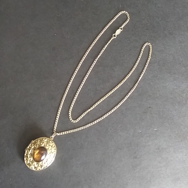 Vintage Avon Goldtone Necklace Pendant Is A Pin & Locket